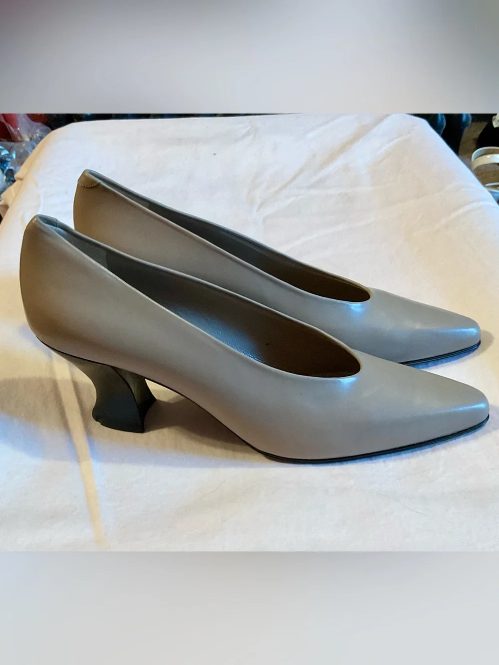 Vintage Anne Klein Taupe Leather Pointed-Toe Kitten Heel Pumps 7 Narrow